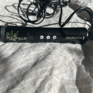 Remington locktång - En locktång från remington, aldrig använd, man får med den påsen på bilden och en värmehandske. Köpte för en månad sen.