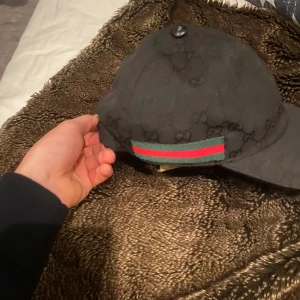 Gucci keps  - Använd ett få tal gånger säljer den för att jag inte gillar den längre 