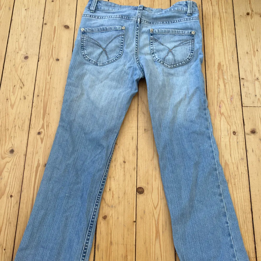 Säljer min mammas lågmidjade jeans från 2000-talet, de är i väldigt fint skick då de enbart har legat i en kartong i flera år. Säljer för att de tyvärr inte passar mig. 💞. Jeans & Byxor.