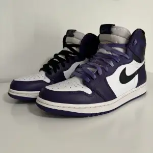 Tjo! Säljer mina Jordan 1 High Court Purple i väldigt bra skick. Använda max 5 gånger. Köpta från GOAT och har kvitto på det. Säljer för endast 1099kr, priset är inte hugget i sten.