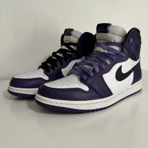 Jordan 1 High Court Purple - Tjo! Säljer mina Jordan 1 High Court Purple i väldigt bra skick. Använda max 5 gånger. Köpta från GOAT och har kvitto på det. Säljer för endast 1099kr, priset är inte hugget i sten.