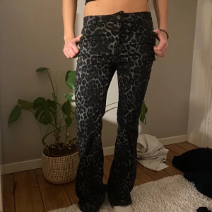 Leopardjeans - Supersnygga leopardmönstarde jenas som inte kommer till andvändning längre. Storlek M men passar även S❤️
