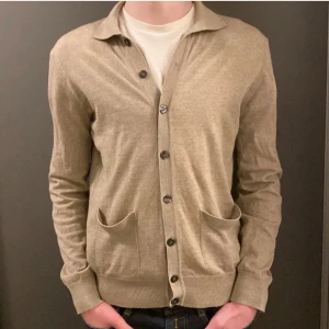 Oscar Jacobson Cardigan - Säljer nu denna asfeta Oscar Jacobson Cardigan i ett gott skick (100% merinoull)! (Defekt syns på bild 3). Storleken är M och sitter bra som det! Nypris ligger på ca 1999kr❌ säljer nu för endast 499kr✅ Hör av dig vid minsta lilla fundering 😊😊