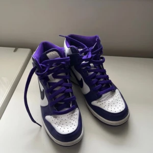 Nike dunk high - Säljer mina Nike dunk High electro Purple midnight navy i storlek 36,5 (GS). Köptes på restocks för 1300kr och använt ca 3 gånger så i nyskick! 