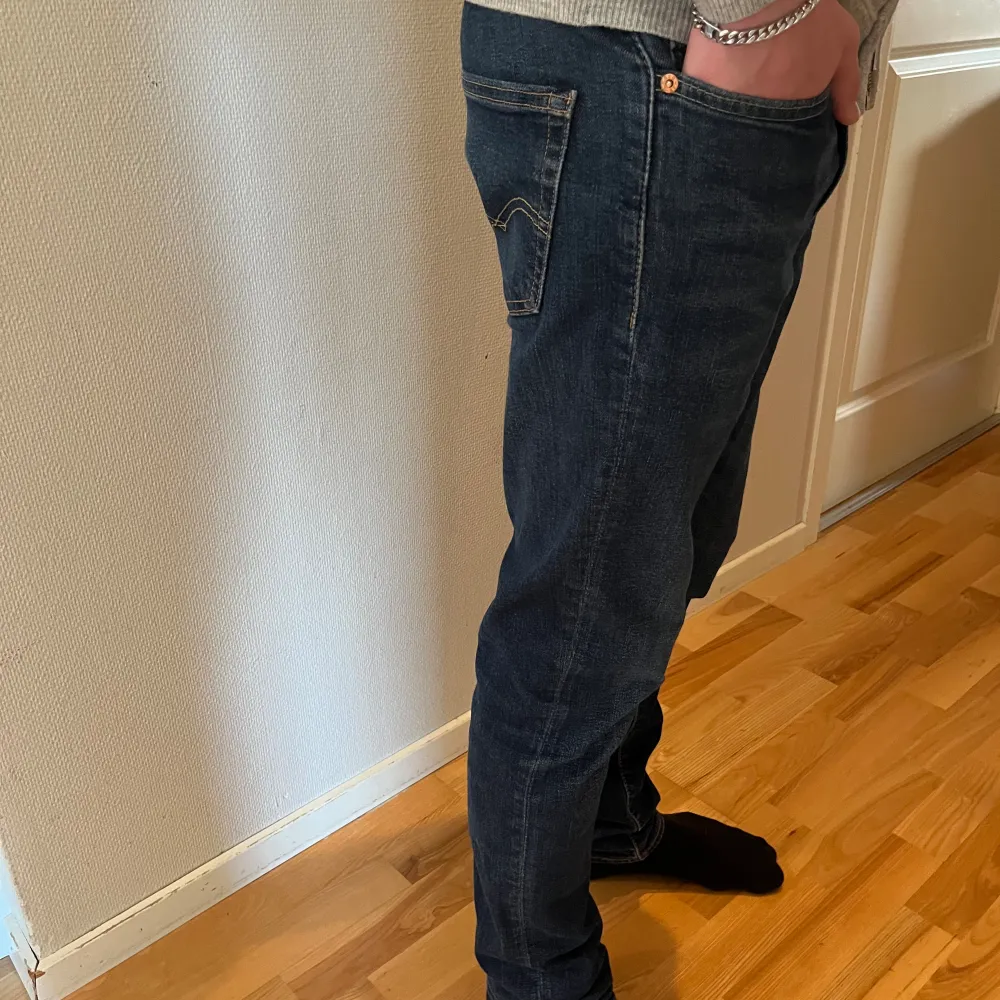 🟦 säljer dessa extremt feta Levi’s 511 i storleken 30/32. Skick: 9/10. Priset är inte hugget i sten, hör gärna av er vid frågor eller för fler bilder. . Jeans & Byxor.