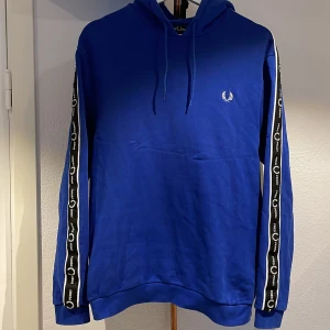 Fred Perry Hoodie - Fred Perry hoodie i bra skick, nypris 800.