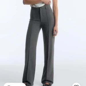 Gråa kostymbyxor  - Ett par hög midjade kostymbyxor i en grå färg från PULL&BEAR, perfekt till vardag eller fest! 💕