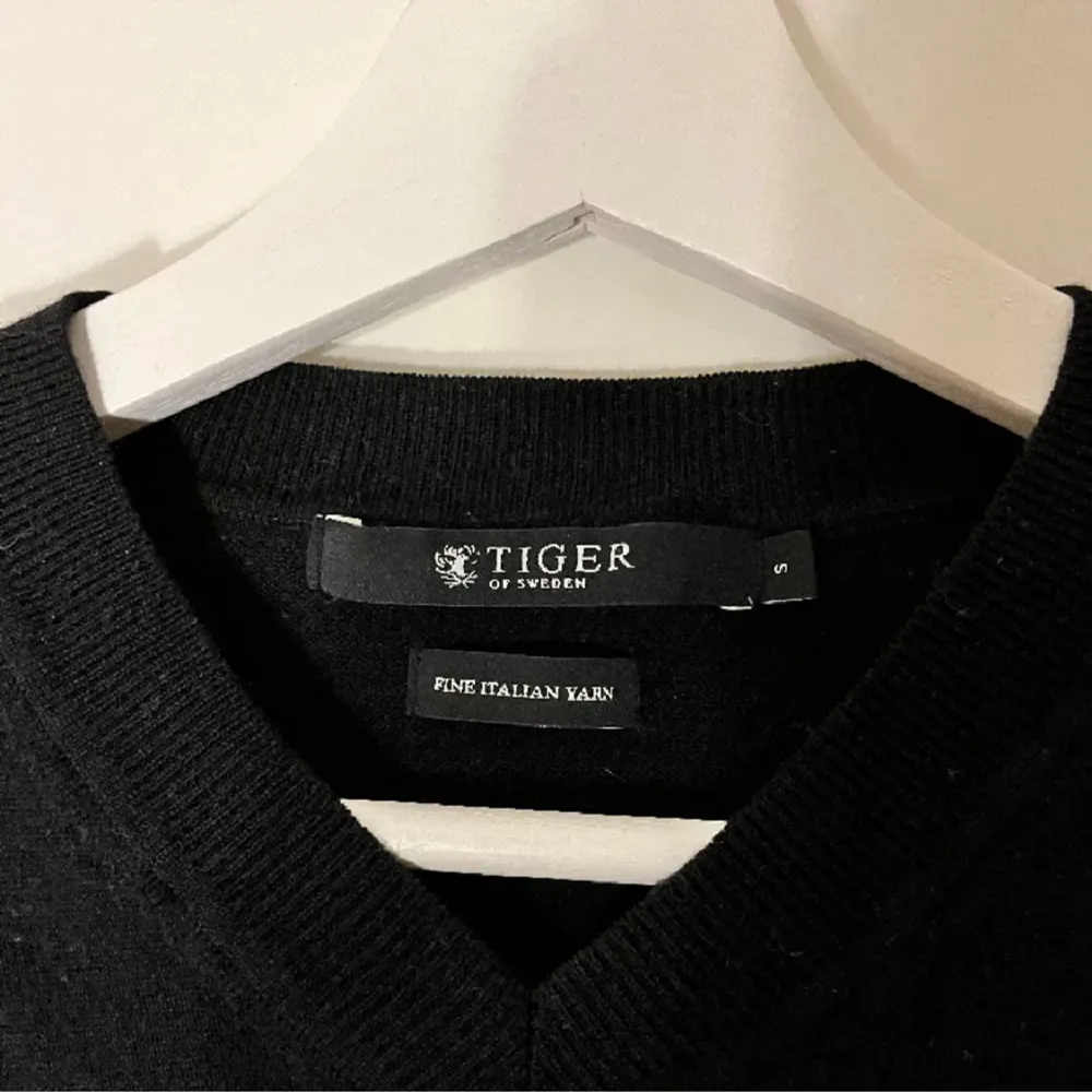 Superskön och snygg stickad tröja från Tiger of sweden. Strlk S och har aldrig kommit till användning. Hoodies.