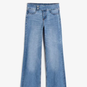 Lågmidjade jeans - Lågmidjade jeans i stretchigt material. De är utsvängda nertill. Endast använda vid ett tillfälle och säljer då de inte kommer till användning längre 💓 frakt tillkommer