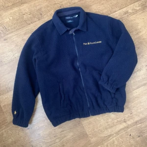 Ralph lauren x Beams - Collab med ett japanskt märke Beams En limiterad kollektion går för runt 4-5000kr på eBay. Storlek XL Fint skick inga fläckar eller hål Tyvärr inget kvitto eller något annat. Köpt i butik i london Bilderna gör inte färgen rättvisa, riktigt snygg irl 