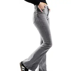 Säljer ett par ljus gråa bootcut jeans från jeansbolaget då jag hittade ett par andra som jag tyckte mer om. Helt oanvända med prislapp kvar, storlek S. Köpta för 550kr, säljer för 450 ink frakt. Priset kan ändras vid snabb affär