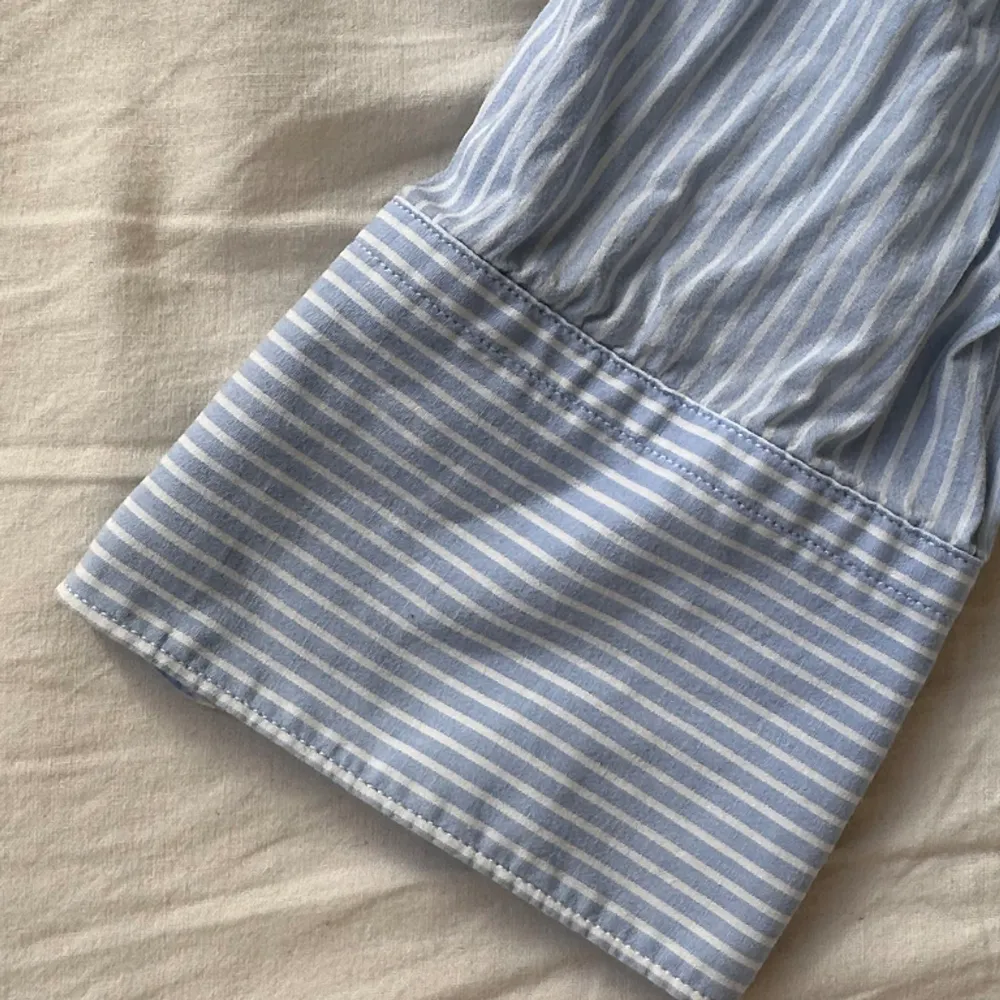 Klassisk blå/vit randig skjorta från Filippa K. Köpt för minst 800kr, kommer ej ihåg exakta pris🤍Bra skick! . Skjortor.
