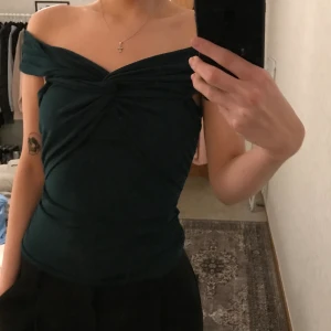 Mörkgrön festtopp - Mörkgrön topp i storlek small. Aldrig anvönd med lapparna kvar! Mörka bilder så tveka inte på att fråga efter bättre bilder. Köparen står för frakt❤️