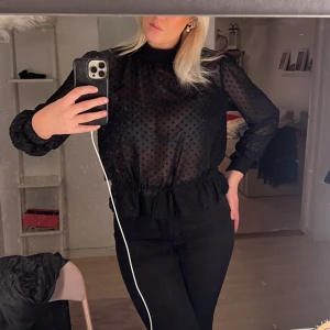 Blus  - Jättesöt blus med fina hjärtan på (ser ut som prickar) , använder ej 💕