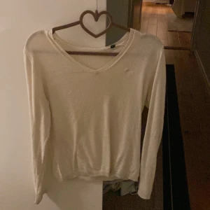Vit gant tröja - En vit gant tröja🫶🏼 jätte fin på, helt okejj skick🥰nypris 599kr