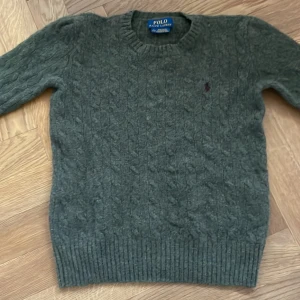 Ralph Lauren Tröja - Tröjan passar 9-11 år och är 10% kashmir. Tröjan är i bra skick och blivit använd ett fåtal gånger. Säljs eftersom jag tyvärr växt ut den. Hör av dig vid frågor😊