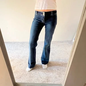 Lågmidjade bootcut jeans! - Så snygga mörkblåa bootcutjeans utan fickor!! 