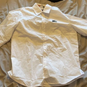 Burberry skjorta - 10/10 aldrig använd bara testad säljer för att den var för liten