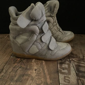 Isabel Marant liknande skor - Kollar intresset på dessa extremt snygga isabel marant liknande skor i väldigt bra skick då de tyvärr inte används så mycket. Är osäker om jag vill sälja så köp nu pris är 650 annars går det bra att skick prisförslag💕 Bara att höra av sig vid frågor☺️