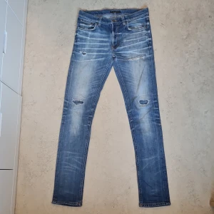 Sällsynta nudies! - Säljer dessa sjukt feta nudie jeans! Dessa är sjukt sällsynta och säljs ej längre. Designen heter martin r3pl1ca 3. Storleken är 31/34 men skulle mer som en 29 eller 30/32. Modellen heter lean dean. Litet hål i högra framficka men påverkar it nåt