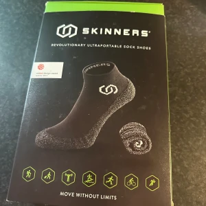 Skinners skor  - Skinners skor som passar till allt surfing  klättring 🧗 cykeling löpning och mycket mer aldrig använda storlek L alltså 43-44 nya ligger på 650kr uppåt 👆  