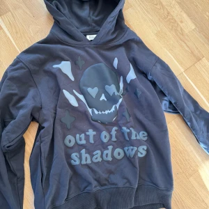 Broken planet hoodie - Hej, jag är ute att sälja denna stiliga broken planet hoodien, på grund av att den var lite för stor/oversized för mig. Priset kan diskuteras och Fraktar gärna!