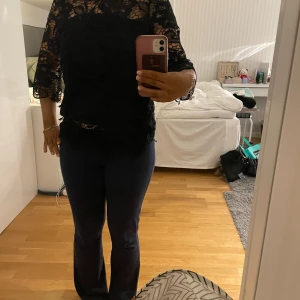 Svart spets blus - Superfin blus💞🩷 