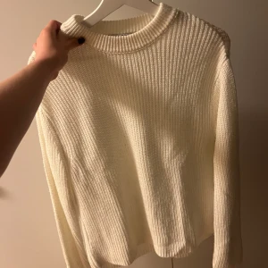 Stickad vit tröja  - Använder ej så säljer därav. Inga fel på tröjan alls. Köpt på NA-KD och är i storlek S.