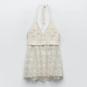 Beige Zara topp spets  - ALDRIG ANVÄND (prislapp kvar). Söt stickat topp med spets från Zara. Slutsåld i butik. Köpt för 379:- 