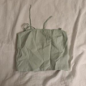 Topp - En fin ljusgrön topp. Bra skick. Aldrig använt 