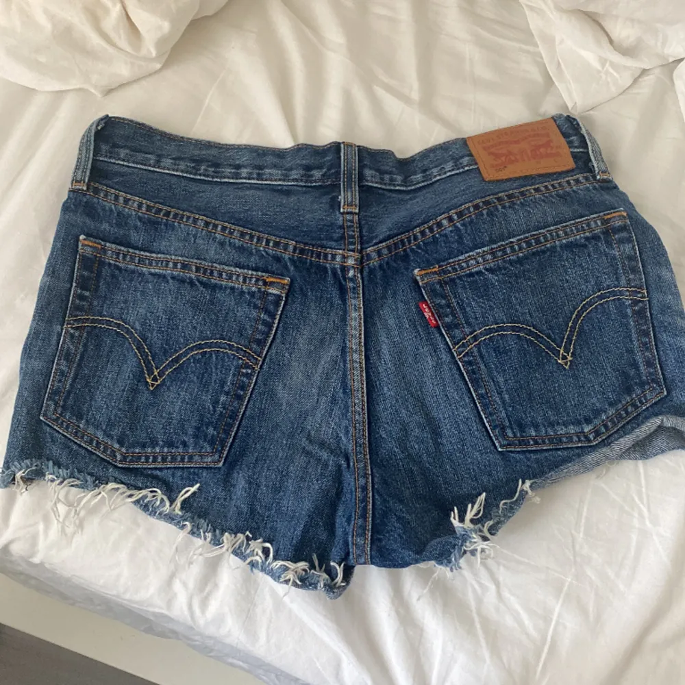 Så sjukt fina Levis jeansshorts som inte kommer till användning! Bra skick!🥰🥰använd köp nu!!!❤️. Shorts.