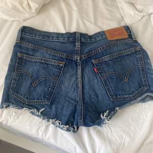 Så sjukt fina Levis jeansshorts som inte kommer till användning! Jättefint skick!🥰🥰använd köp nu!!!❤️