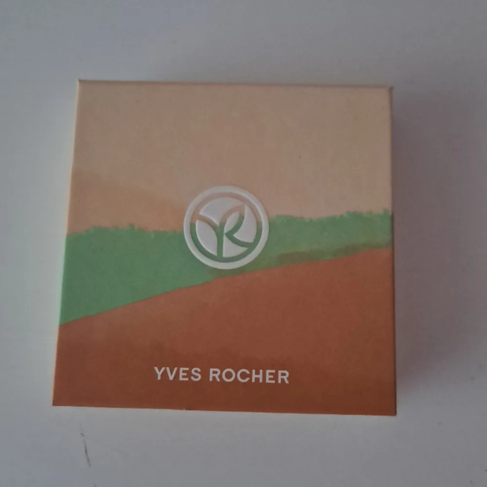 Säljer denna puderdosa från Yves Rocher. Endast testat Pga att den inte var min shade🫶🏻 Skriv för mer bilder <3 Og Pris 299kr, mitt pris: 100kr + frakt . Accessoarer.