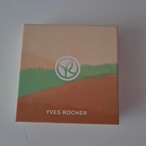 Yves Rocher Complexion Powder - Säljer denna puderdosa från Yves Rocher. Endast testat Pga att den inte var min shade🫶🏻 Skriv för mer bilder <3 Og Pris 299kr, mitt pris: 100kr + frakt 