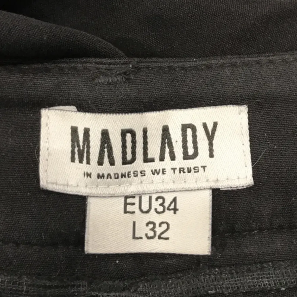 Kostymbyxor från Madlady i storlek 34, de var tyvärr för stora på mig. Jeans & Byxor.