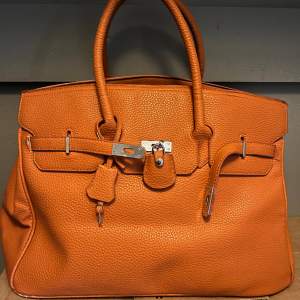 Jättefin Hermes inspirerad väska i väldigt bra skick. Väskan är använd vid några få tillfällen. Kan gå ner i pris vid en snabb affär!