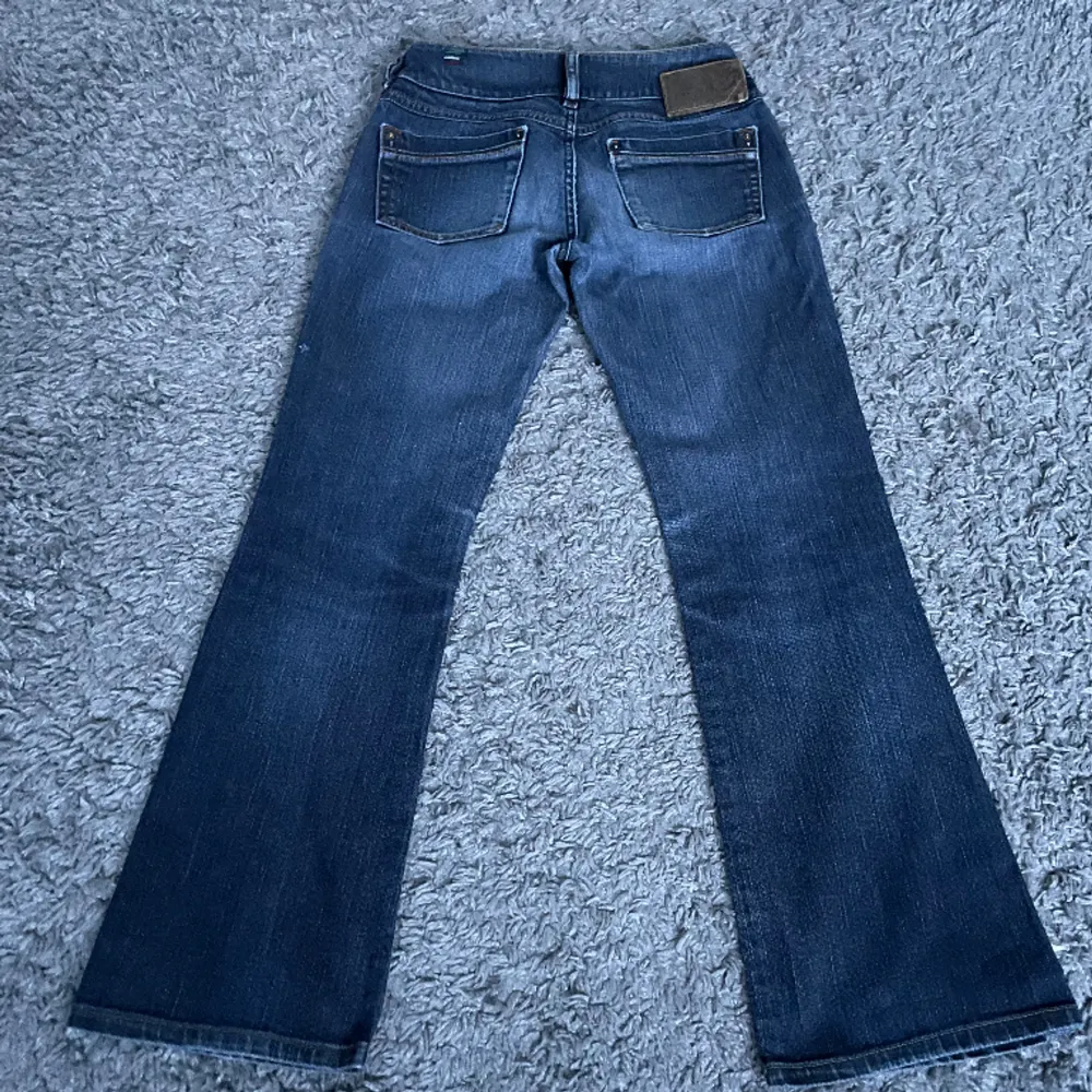 Lågmidjade bootcut jeans från diesel  Midjemåttet 34  Innerbenslängd 70  Ytterbenslängd 90. Jeans & Byxor.