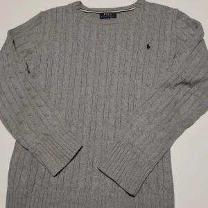 Polo Ralph lauren tröja -  Hej, säljer nu min Ralph lauren tröja😍. Den är i mycket bra skick och sällan använd. Nypris : ¡1500 kr!😵‍💫.Pris går avän att diskutera😏