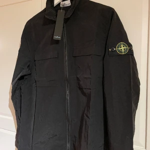 Stone Island Jacka - Säljer denna jacka för ett bra pris. Endast testad och den är lite liten i storleken så en stor S eller liten M skulle jag säga.