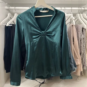 Zara blus - Super fin blus från zara som inte säljs längre. I fin grön färg med ett skimmer (de sista bild för mer verklig färg). Jätte fin till fester 💚💚