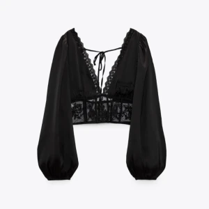 Blus - Svart satinblus med öppen rygg från Zara i stl S som passar perfekt till fest! Ena ärmen har gått upp längst ner därav priset, utöver det inga andra defekter. Defekten går nog att fixa om man syr lite. Köpt för ca 400kr 