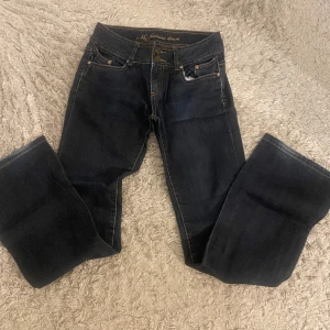 Lågmidjade jeans - Säljer dessa sjukt snygga lågmidjade jeans i fint skick för att de tyvärr är för små. Tveka inte att höra av dig vid eventuella frågor eller funderingar ⭐️ KÖP DIREKT FÖR 300kr