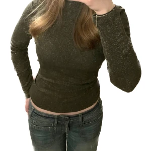 Grön glittrig topp - Säljer denna unika och sååå snygga topp!! Små glittrig med väldigt fin passform, passar perfekt till festtillfällen men även i vardagen! Använd 1 gång, därav nyskick💗💗