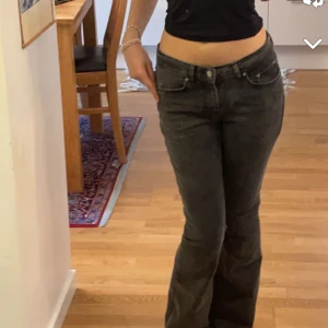Bootcut Jeans - Så fina jeans från ginna tricot i mörk grå färg och storlek 36 och var köpte för 499kr💕. Säljer då dem är för stora på mig. Bra skick och stretchiga. Skriv för mer frågor💕