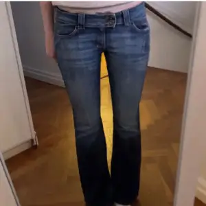 Lågmidjade jeans, storlek 38, men skulle säga att de är 36. Jag är 170 buda från 300kr