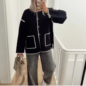 Toteme liknande kofta - Kollar intresset på denna supersnygga, toteme liknande kofta som jag absolut älskar men inte använder ❤️köpt på Plick och lånade bilder från tidigare ägare