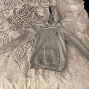 Grå Hoodie! Margaux dietz merch  - Säljer denna snygga, sköna luvtröja som är margaux dietz merch. Varför jag säljer denna är för den tyvärr blivit för liten för mig. Köpt från Kidsbrandstore. Använda ganska mycket men inget som syns.