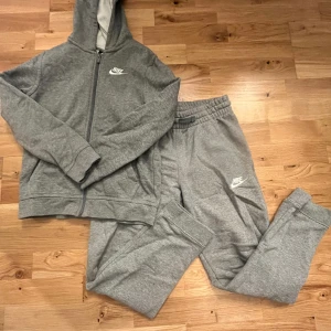 Nike tracksuit - Supersnygg Nike tracksuit! Den är sparsamt använd men har en fläck på dragkedjan, hör av dig för bild på den.
