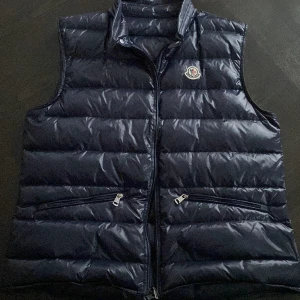 Moncler Gui Väst - Moncler Gui Väst, fint skick inga skador osv NFC scan och QR scan. Bara att skriva vid frågor.