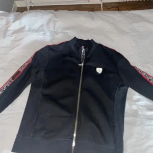 Horsprist - Tjena, säljer nu min horspist zip up som jag it använder längre, har it använt den mkt alls Max 5 gånger, den är i ny skick och de är i perfekt skick inga skador alls och nypriset på just denna är 1,8k så pris är inte hugget i Sten. Mvh Wilmer💯